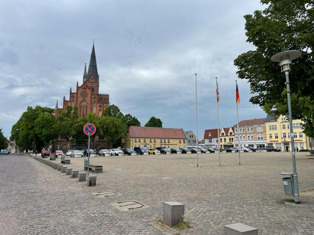 Modern Eingerichtet-Stadtnah-Ferienwohnung Mit Geschirrspueler Und Waschmaschine Friedland  Buitenkant foto