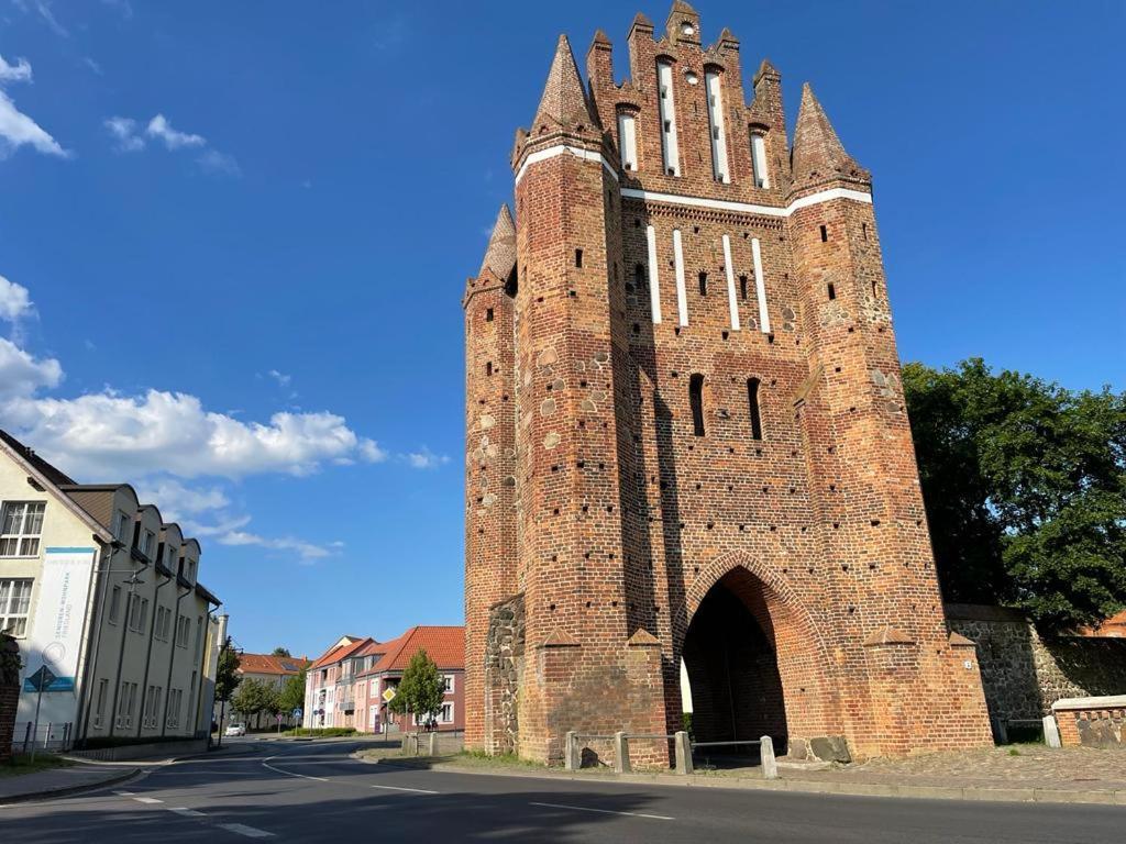 Modern Eingerichtet-Stadtnah-Ferienwohnung Mit Geschirrspueler Und Waschmaschine Friedland  Buitenkant foto